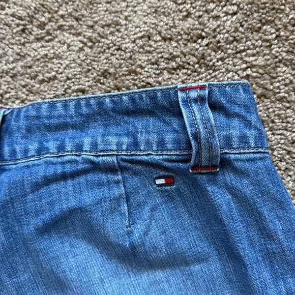Vintage Y2K Tommy Hilfiger Mid Rise Patch Pocket Denim Shorts - Picture 4 of 8